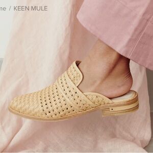 Freda Salvador Keen Tan Mules 9.5